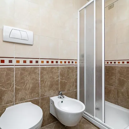 Into The Blu With Private Parking! Sienne